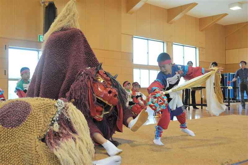 西岡神宮秋季大祭に合わせて、宇土市内3カ所で披露された「宇土御獅子舞」＝19日、同市