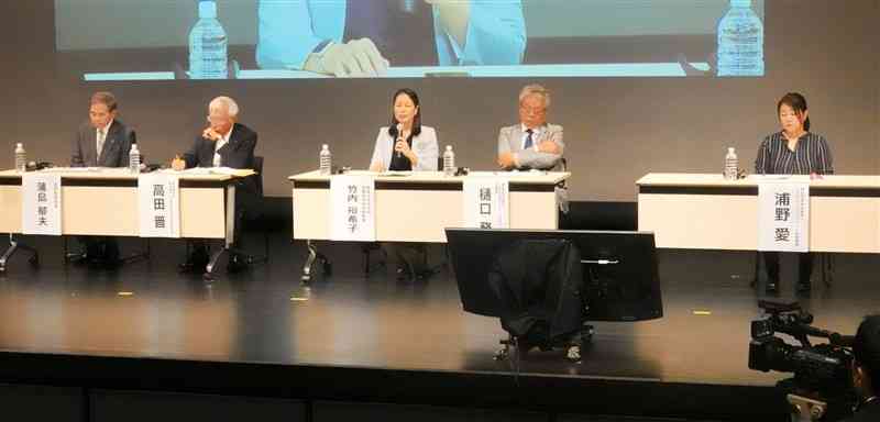 内閣府主催のトークセッションで、熊本地震や熊本豪雨の課題や教訓を議論する登壇者＝19日、熊本市中央区