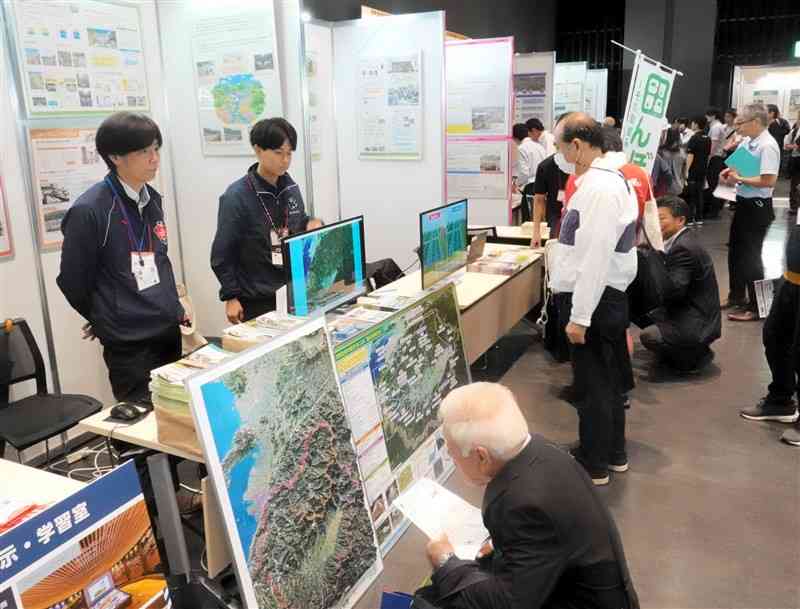 熊本地震の復興の歩みや災害への備えに関する展示が並んだ会場＝19日、熊本市中央区