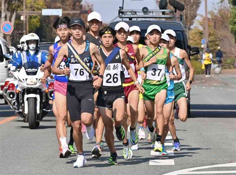 昨年の大会で集団で走る男子1区の選手たち＝熊本市東区（谷川剛）