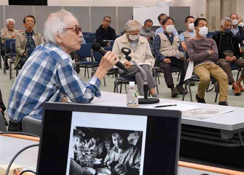 熊日写真教室で、農村地帯を撮影した自身の作品の説明をしながら講演する日本写真家協会会員の英伸三さん（左手前）＝20日、熊本市中央区の熊日本社（小野宏明）