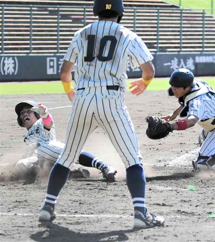 【準決勝・東海大九州－宮崎産経大】8回表、東海大九州2死満塁。中前打で三走吉村（10）に続いて二走山下（左）も生還。8－0とする＝リブワーク藤崎台球場