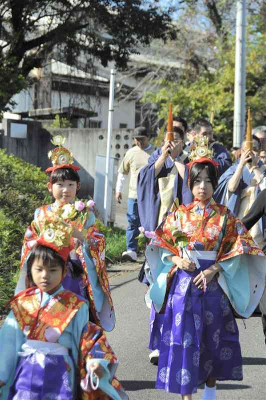 熊本地震で本堂が被災した光照寺の復興を祝い、地域を練り歩く稚児行列＝20日、宇城市