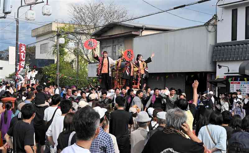 町中心部の国道219号をにぎやかに練り歩く、ゑびす祭りのみこし行列＝20日、多良木町