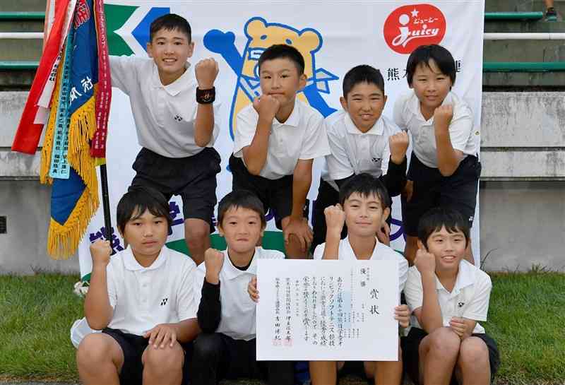 男子団体で優勝した上天草ドリームズジュニアA＝県民総合運動公園（谷川剛）