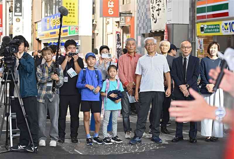 衆院選候補者の演説を聞く人たち＝20日午後、熊本市（小野宏明）