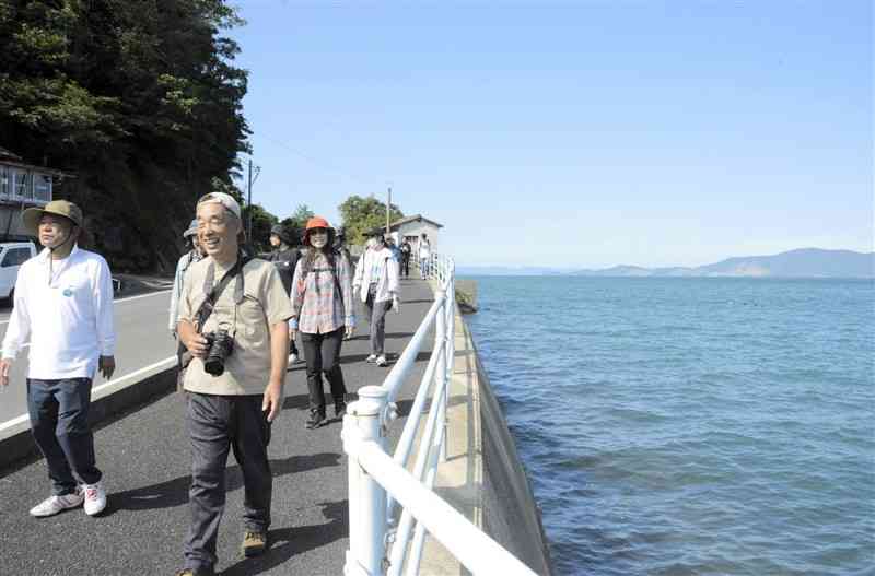 八代海の景色を楽しみ、赤崎出身の偉人の軌跡も巡った「レール＆フットパス」＝20日、津奈木町