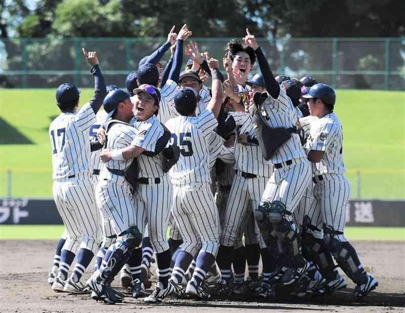 南部九州ブロック大会で優勝を決め、マウンド上で喜ぶ東海大九州の選手たち＝リブワーク藤崎台球場