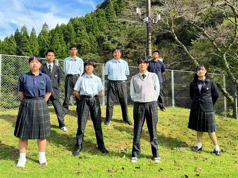 スクールカラーのグリーンがアクセントになっている八代農業高泉分校の制服