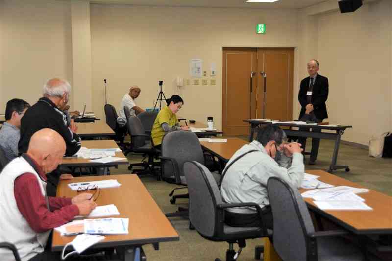 草原の水源涵養能力などを再確認した阿蘇草原再生協議会の会合＝21日、阿蘇市