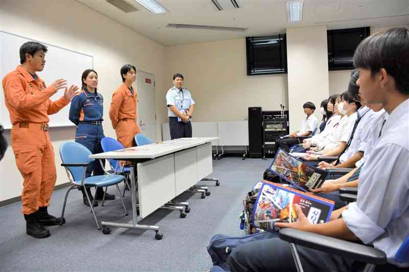 熊本県内で働く公務員（左）の話を聞く高校生たち＝22日、熊本市中央区