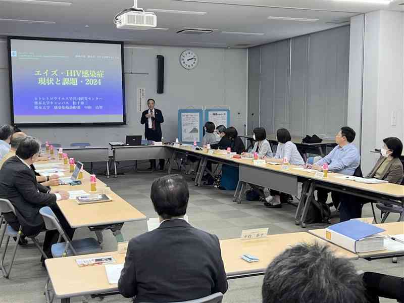 熊本市のHIVの相談数と検査数が増えていると報告された市エイズ総合対策推進会議＝22日、熊本市中央区