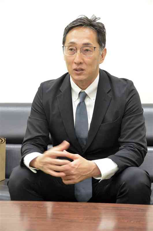 熊本日日新聞のインタビューに答える、台湾行政院政務顧問の野崎孝男氏＝23日、熊本市中央区（鹿本成人）