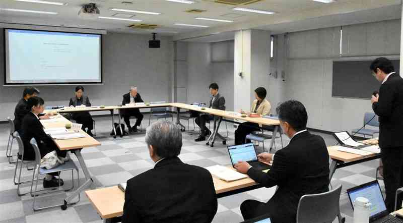 熊本市上下水道局が今後の経営戦略の案を示した審議会＝23日、熊本市中央区