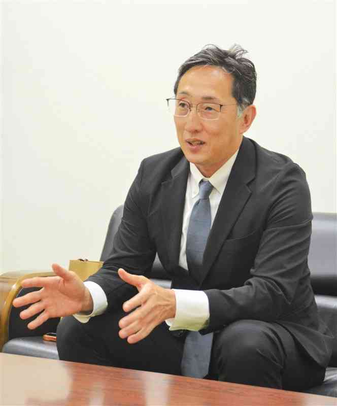 熊本日日新聞のインタビューに答える、台湾行政院政務顧問の野崎孝男氏＝23日、熊本市中央区（鹿本成人）