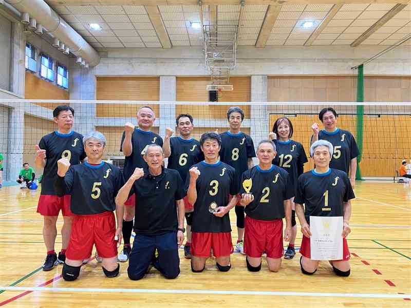 全国ヴィンテージ8's交流大会の60歳以上の部決勝トーナメントBパートで優勝した熊本ヴィンテージf60（関係者提供）