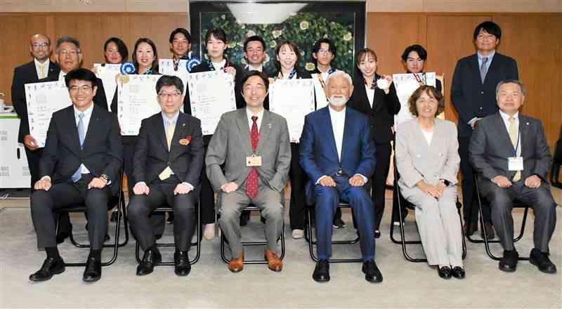 木村敬知事（前列左から3人目）に佐賀国民スポーツ大会での優勝を報告した選手ら＝県庁