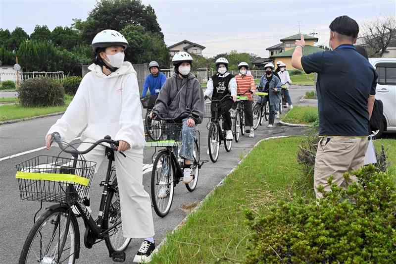 自転車の安全な乗り方について指導を受けるベトナム人の技能実習生たち＝24日、菊池市