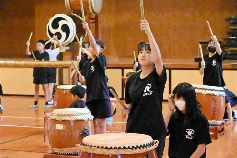 延寿太鼓の練習に励む菊之池小の6年生＝10月24日、菊池市