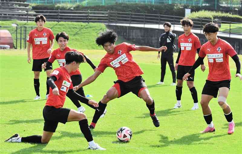 山形戦に向けた練習で、激しくボールを奪い合うロアッソ熊本の選手たち＝県民総合運動公園ラグビー場