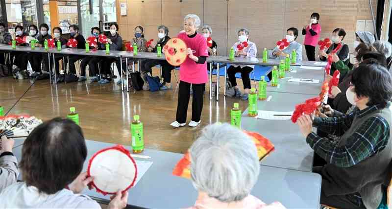 「シニアカフェ」で踊りを楽しむお年寄りたち＝10月24日、小国町