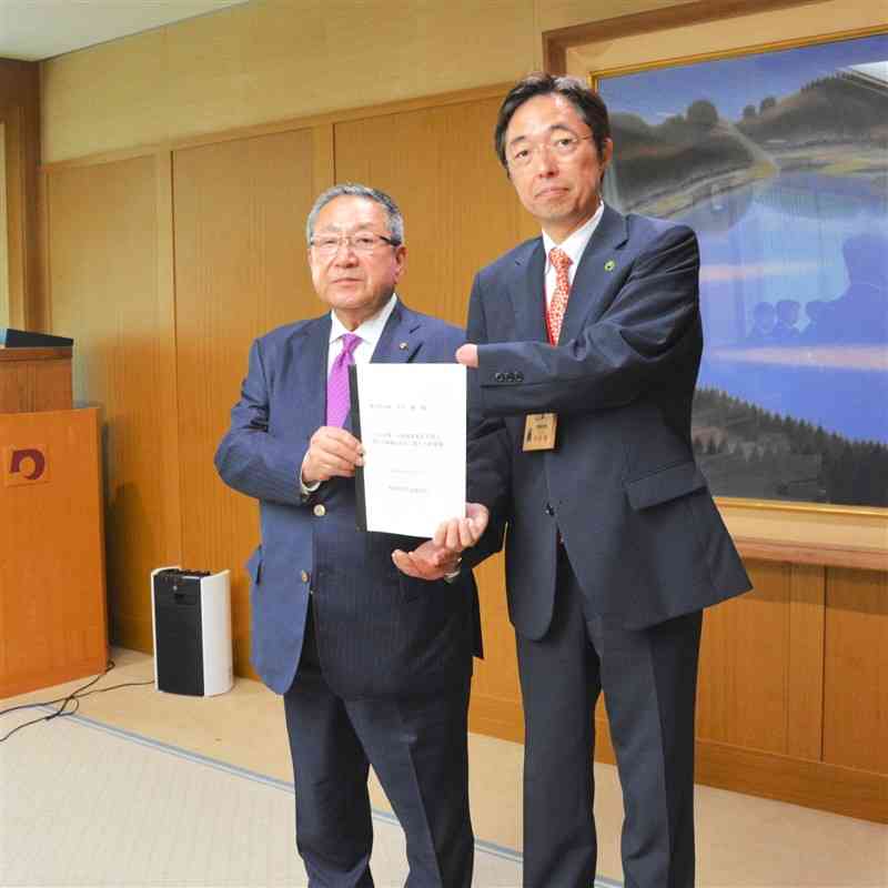 木村敬知事（右）に要望書を手渡す県商工会連合会の笠愛一郎会長＝25日、県庁