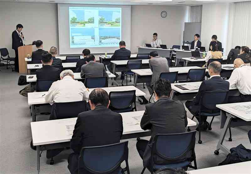 熊本市の担当者から市役所本庁舎移転に関する説明を聞く熊本商工会議所の会員事業者ら＝25日、熊本市中央区