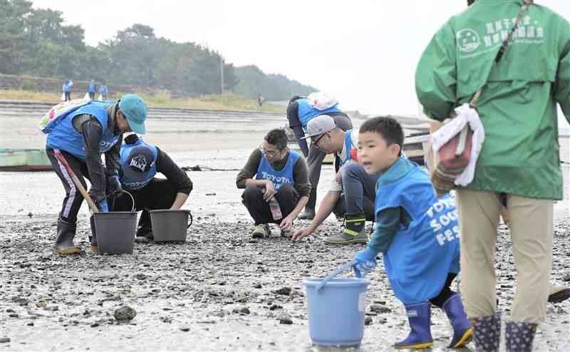 干潟の生物を観察する参加者＝26日、荒尾市