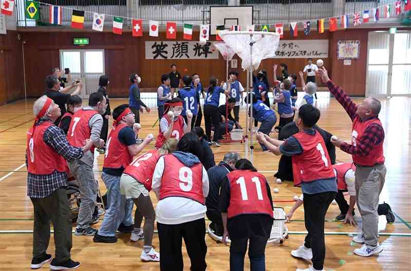 ゆうあい中のスポーツフェスティバルで、玉入れを楽しむ生徒たち＝26日、熊本市中央区（小野宏明）