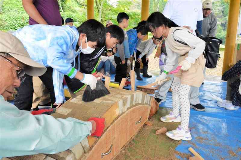 輪石づくりに挑戦する小学生ら＝26日、山都町