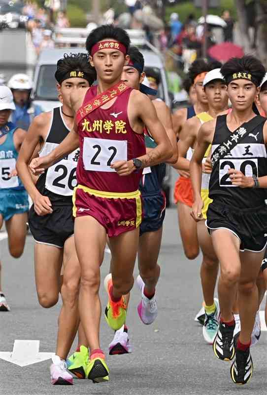 男子1区の2キロ付近で先頭集団を引っ張る九州学院の門間（22）＝熊本市東区（石本智）