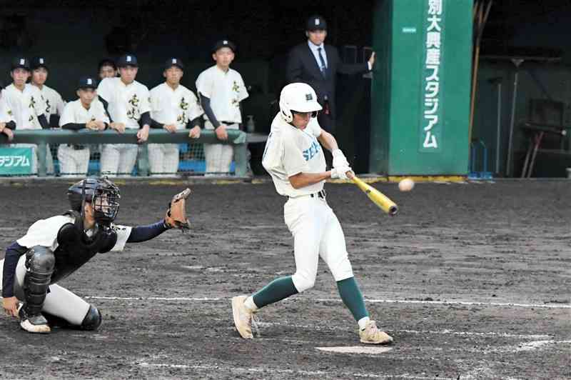 【1回戦・壱岐－専大熊本】4回裏、専大熊本2死三塁。髙尾が適時打を放ち、3－4とする＝大分・別大興産スタジアム