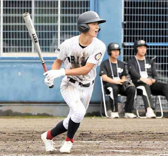 【1回戦・有明－海星】4回裏、有明2死二塁。永田が中前適時打を放ち、4－3とする＝大分・佐伯中央病院スタジアム