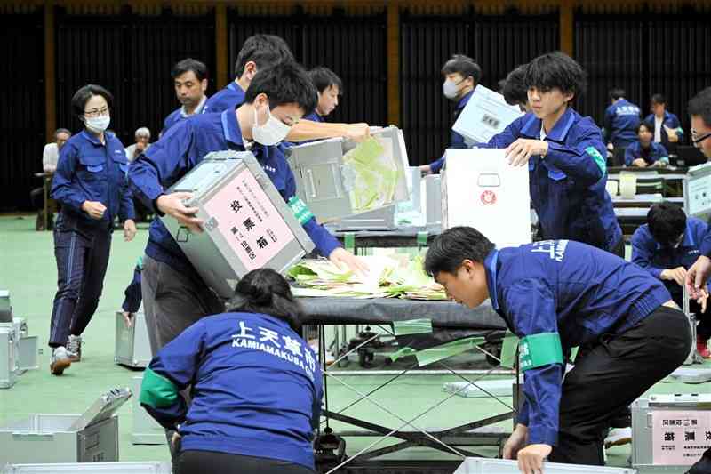 第50回衆院選で、慌ただしく開票作業を始める上天草市職員たち＝27日午後8時5分ごろ、同市の開票所