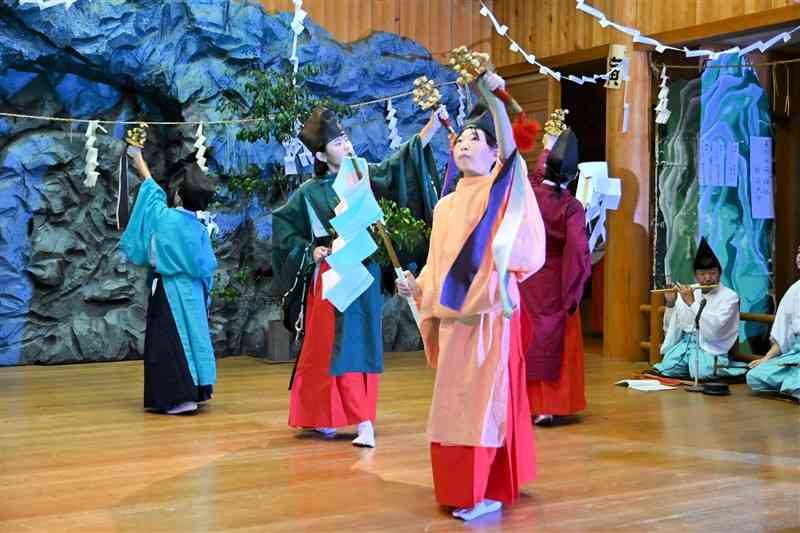 長野阿蘇神社の秋の大祭で、神楽を舞う小学生＝26日、南阿蘇村