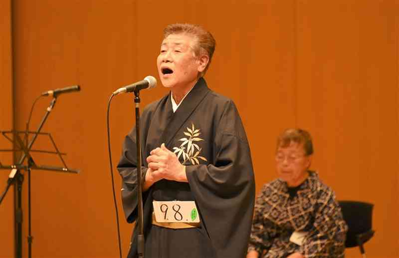 鹿北茶山唄全国大会でグランプリを獲得した村島晃さん＝27日、山鹿市（市提供）