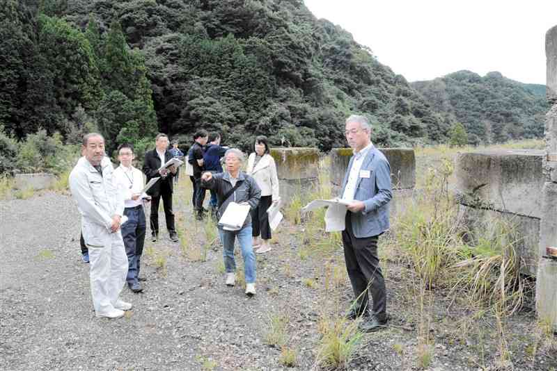 産業廃棄物の最終処分場整備予定地を視察する県環境影響評価審査会の委員ら＝28日、八代市