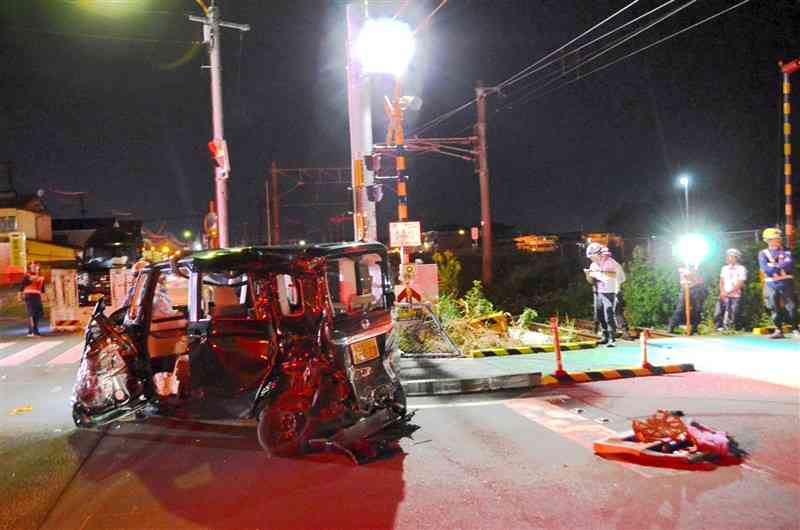 JR豊肥線の原水踏切で特急列車と衝突して大破した車＝28日午後7時35分ごろ、菊陽町