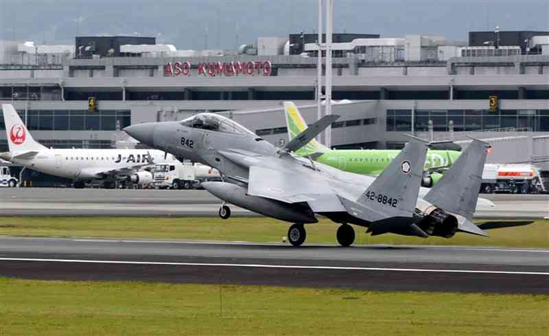 滑走路に着陸する航空自衛隊のF15戦闘機＝29日、熊本空港