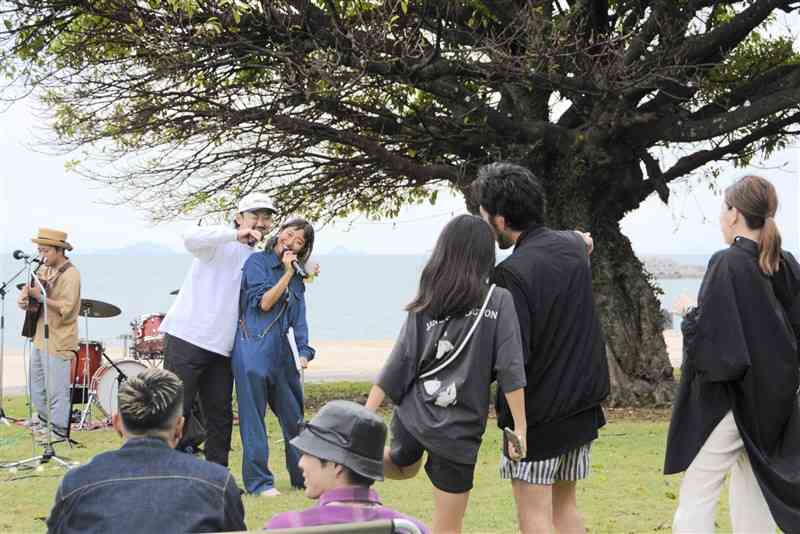 企画した浅岡亮太社長（左から2人目）も自ら楽しんだ「WITH　FES」＝10月26日、芦北町