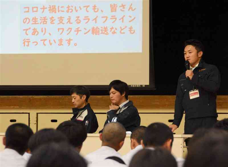 運送業界について紹介する熊本県トラック協会青年部会の永井雄大郎理事（右）＝10月29日、熊本市中央区