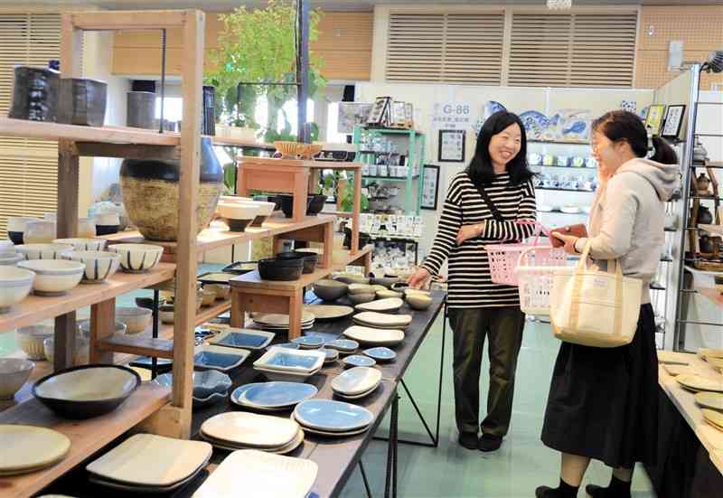 昨年の「天草大陶磁器展」で品定めをする来場者＝天草市