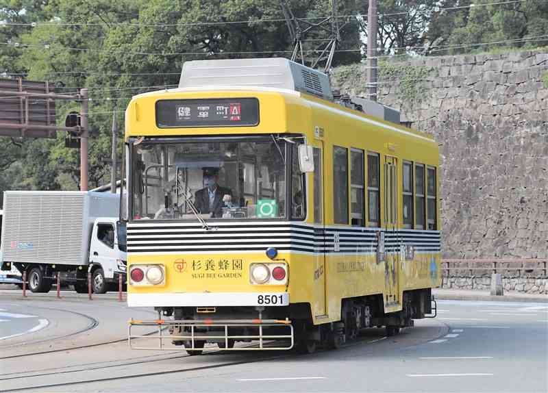 熊本市の中心部を運行する市電＝30日、同市中央区