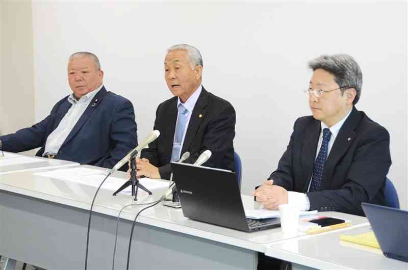 熊本県庁で会見した県漁連の藤森隆美会長（中央）ら＝30日、県庁