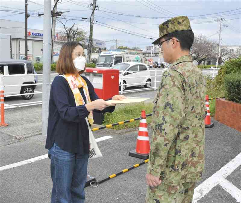 日米のオスプレイの飛行中止を求める要請書を手渡す市民団体のメンバー＝31日、熊本市東区