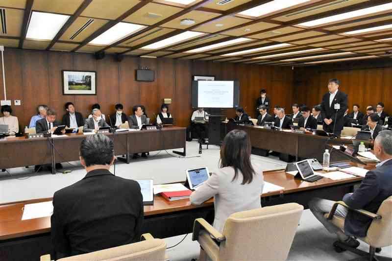 熊本市交通局が市電の運賃値上げについて説明した市議会特別委員会＝31日、市議会棟