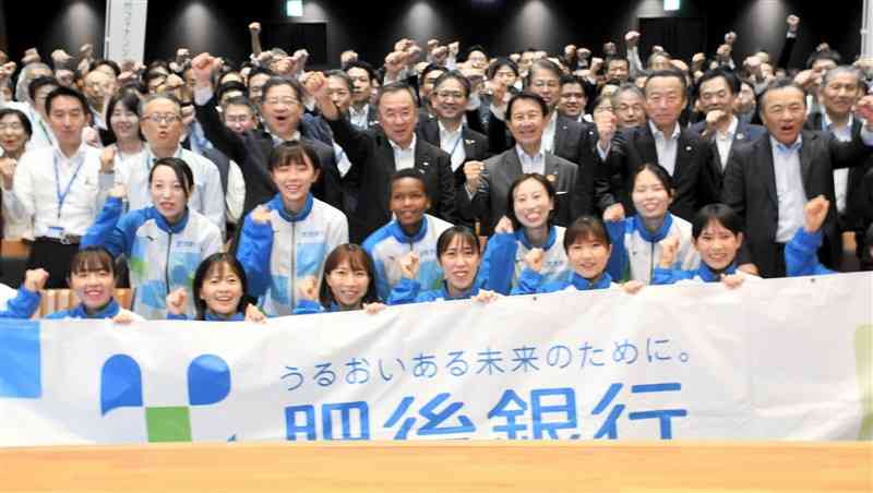 全日本実業団対抗女子駅伝に向け、健闘を誓う肥後銀行の選手ら＝熊本市中央区の肥後銀行本店