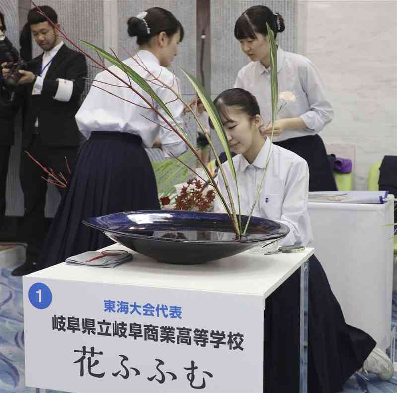 「Ikenobo　花の甲子園」の全国大会で優勝した岐阜県立岐阜商業高＝17日午後、京都市