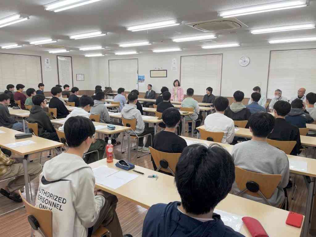 今春の入寮式。今年も多くの寮生を迎えた＝熊本市中央区