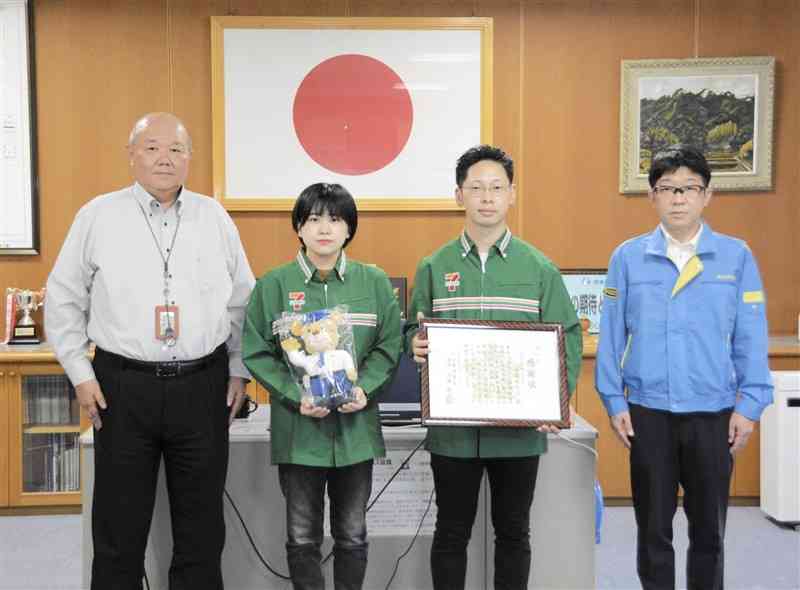 詐欺を未然に防ぎ、人吉署から感謝状を受け取った園田美宙さん（左から2人目）と小川飛鳥さん（3人目）＝10月18日、人吉市